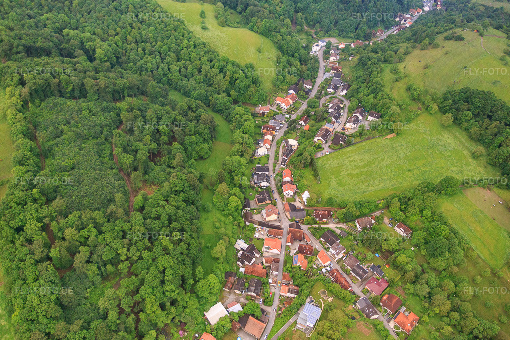 Luftbild: Dorfansicht im Laudenbachtal am Morgen von Osten in Laudenbach im Bundesland Baden-Württemberg in Deutschland. Foto: IMG_089243.jpg vom 25.05.2016 durch Werner Riehm/FLY-FOTO.de