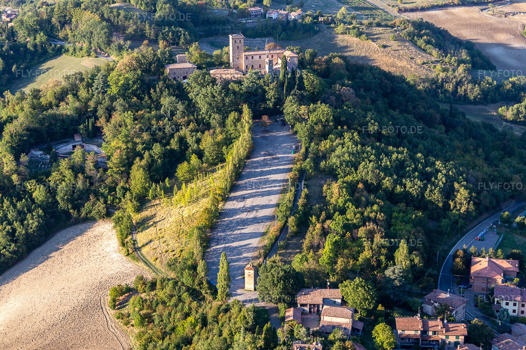 Luftbild: Schloss Montegibbio Castello di Montegibbio in Sassuolo im Bundesland Modena in Italien. – Foto: IMG_134650.jpg vom 19.09.2022 durch Werner Riehm/FLY-FOTO.de – Auflösung des Originals: 5217 x 3478 px – Castello Di Montegibbio