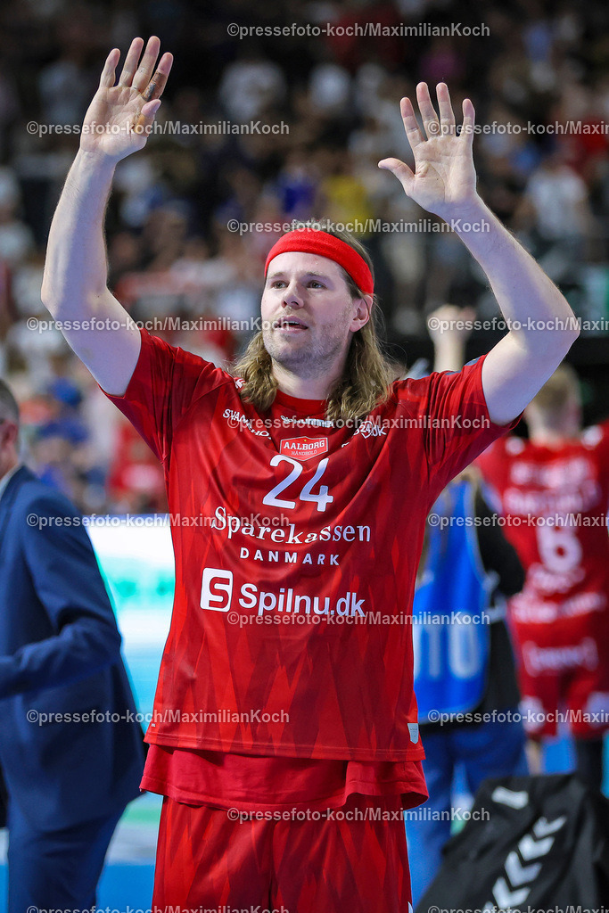 KoeEHF08062401199 | 08.06.2024, Köln, Handball, TruckScout24 EHF FINAL4, Machineseeker Champions League Men, Lanxess-Arena, Halbfinale, SC Magdeburg - Aalborg Handbold: Abschlussjubel nach dem Sieg und dem Einzug in das Finale. Mikkel Hansen (Aalborg Handbold) verabschiedet sich jubelnd von den Fans