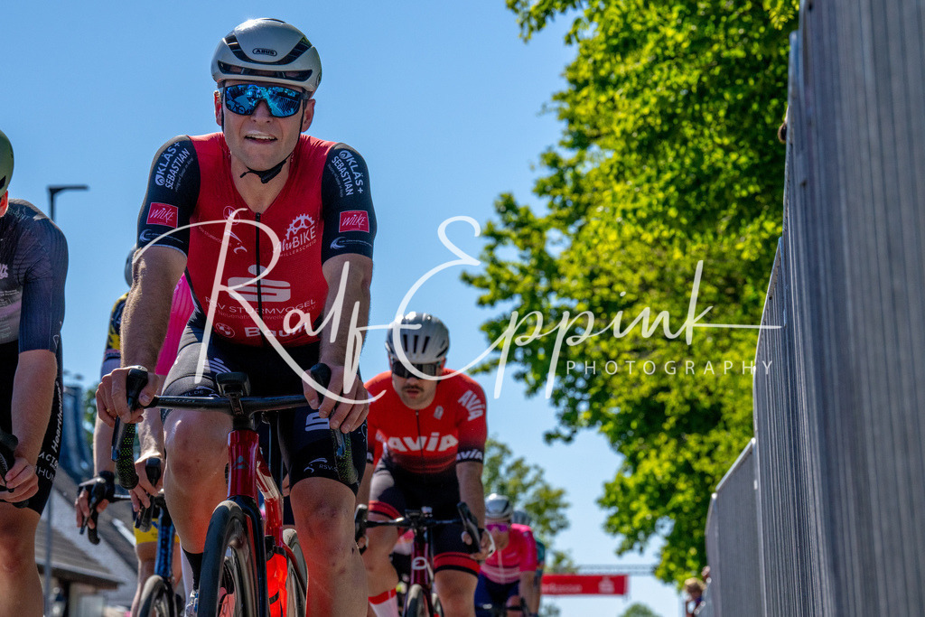 Spurt in den Mai 2026 - Großer Preis der Sparkasse Neuss | Annual one-day road cycling race "Großer Preis der Sparkasse Neuss" held in Büttgen, Germany, organized by VfR Büttgen 1912 e.V. The event features multiple races across all age categories from U11 youth to Elite men. - Realisiert mit Pictrs.com