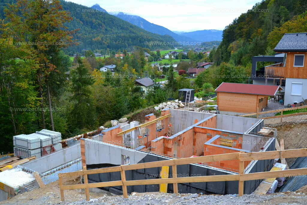 Tragende Kellerwände | Keller / Untergeschoß mit Außenwänden in Beton, tragende Zwischenwände aus Ziegelmauerwerk, Hintergrund Berglandschaft