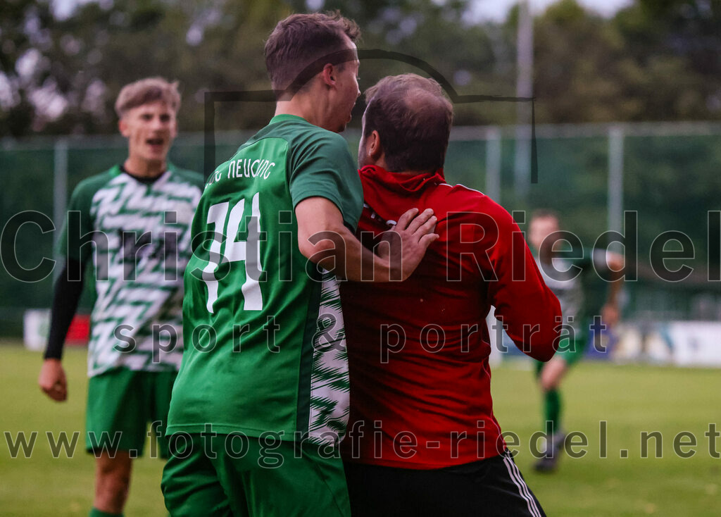 2023-07-25_110_SpVgg_Neuching_gegen_FC_Finsing | Neuching, Deutschland, 25.07.2023:
Fußball, A-Klasse 2023 / 2024, Toto Pokal, SpVgg Neuching gegen FC Finsing, Endergebnis: 2:4

Manuel Fellermair (SpVgg Neuching, #14), Trainer Thomas Bonnet (FC Finsing)

Foto: Christian Riedel / fotografie-riedel.net