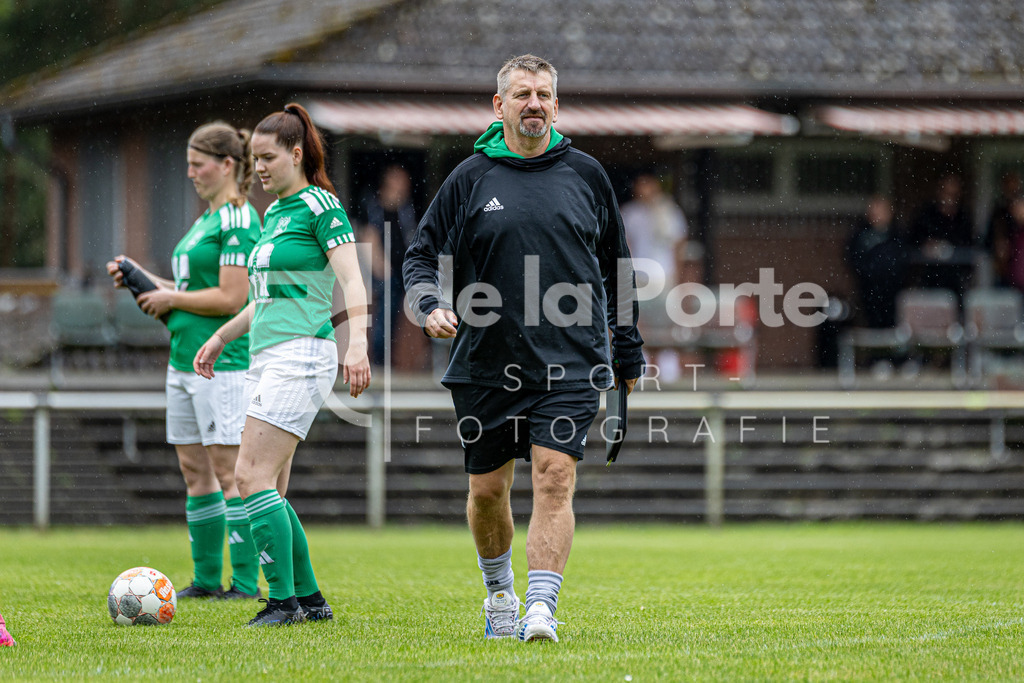 Union Bevensen Frauen - Baldewig_ Burkhard (Trainer) vs Fortuna Celle BP 030825 dlP | immodelaporte-sportfotos - Realisiert mit Pictrs.com