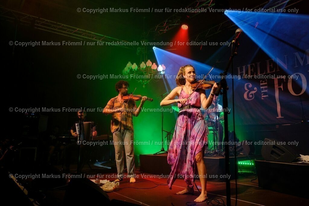 20230728-helen-maier-and-the-folks-046 | Helen Maier &amp; The Folks am Luzern Live Festival. Am Freitag 28. Juli 2023 im Hotel Schweizerhof in Luzern. Helen Maier — Violine / Alexander Graf — Violine, Bratsche / Andreas Gut — Akkordeon / Theo Känzig — Gitarre / Jonas Künzli — Kontrabass / Adrian Böckli — Schlagzeug, Percussion. Foto: Markus Frömml
