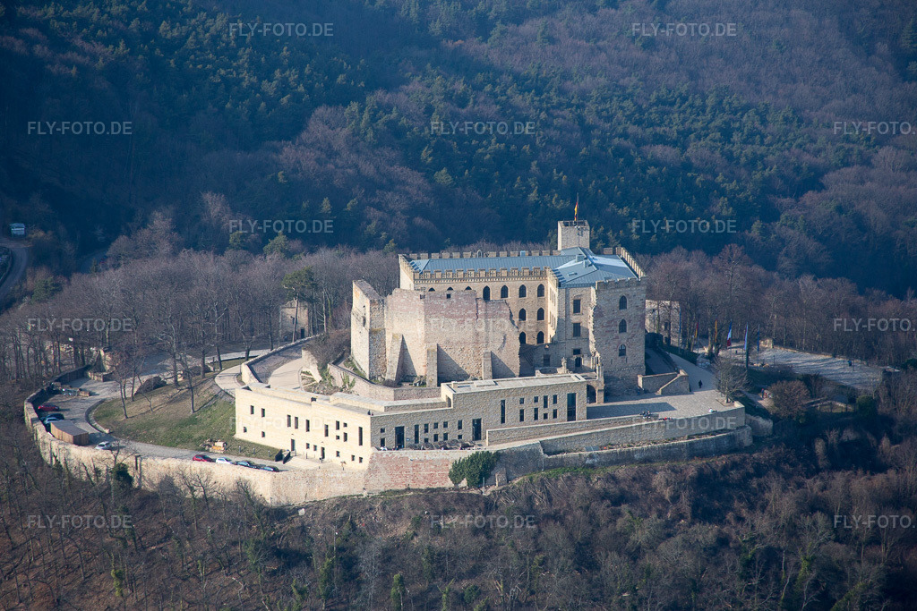 Luftbild: Hambacher Schloß im Ortsteil Diedesfeld in Neustadt im Bundesland Rheinland-Pfalz in Deutschland. Foto: IMG_086513.jpg vom 18.03.2016 durch Werner Riehm/FLY-FOTO.de