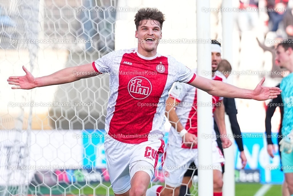 xYDRx24012601032 | 24.01.2026, xydrx, Fußball, 3.Liga, Rot-Weiss Essen - TSV Havelse, Saison 2025 2026, Stadion an der Hafenstraße: Torjubel nach dem Tor zum 1:0 für Rot-Weiss Essen durch Torschütze Marek Janssen (Rot-Weiss Essen #20)     DFB regulations prohibit any use of photographs as image sequences and or quasi-video. Photo: xYannisxDreimannxPressefotoKochx