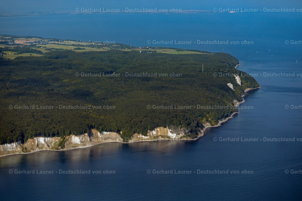 4061373 | SASSNITZ 08.09.2021 Blick auf die Kreideküste im Nationalpark Jasmund bei Sassnitz auf der Insel Rügen in Mecklenburg-Vorpommern. Der markante Felsvorsprung Königsstuhl befindet sich in der Umgebung der Stubbenkammer in dem seit 1990 bestehenden Nationalpark am Ufer zur Ostsee mit einem Buchenwald, der teilweise zum UNESCO-Welterbe gehört. // View of the chalk cliff coast in the National Park Jasmund near Sassnitz on the island Ruegen in Mecklenburg-West Pomerania. Foto: Gerhard Launer
