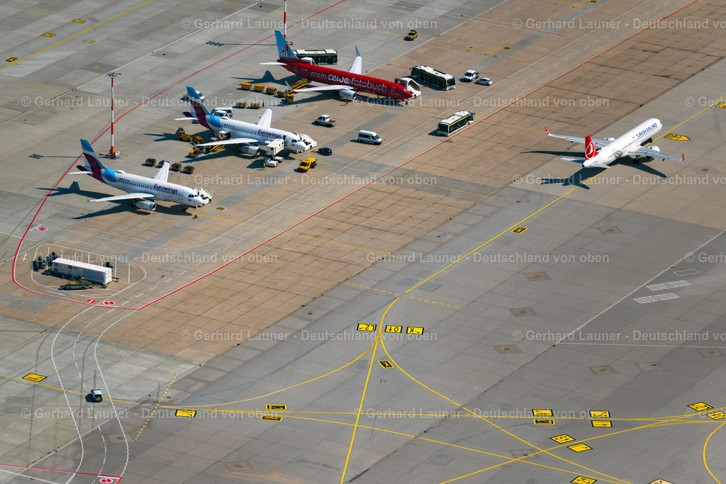 4047087 | STUTTGART 11.08.2021 Passagierflugzeug der Turkish Airlines beim Rollen auf dem Rollfeld und Vorfeld des Flughafen in Stuttgart im Bundesland Baden-Württemberg, Deutschland. Weiterführende Informationen bei: Flughafen Stuttgart GmbH. // Airliner- Passenger aircraft of Turkish Airlines rolling on the apron of the airport in Stuttgart in the state Baden-Wuerttemberg, Germany. Further information at: Flughafen Stuttgart GmbH. Foto: Gerhard Launer