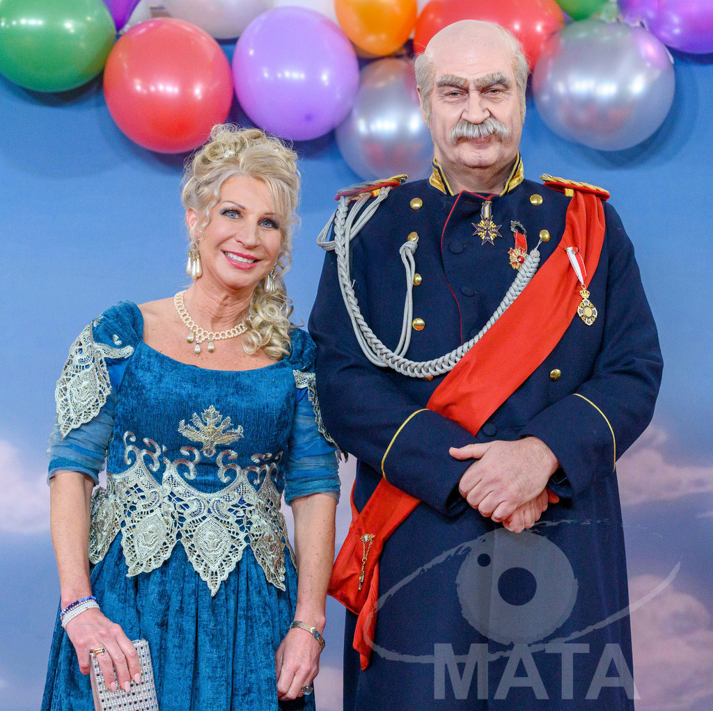 _DWA1626-2 | Ministerpräsident Markus Söder als Otto von Bismarck mit Frau Karin Baumüller-Söder bei der TV-Sendung Fastnacht in Franken 2024. Veitshöchheim, 02.02.2024 Bayern Deutschland - Realisiert mit Pictrs.com