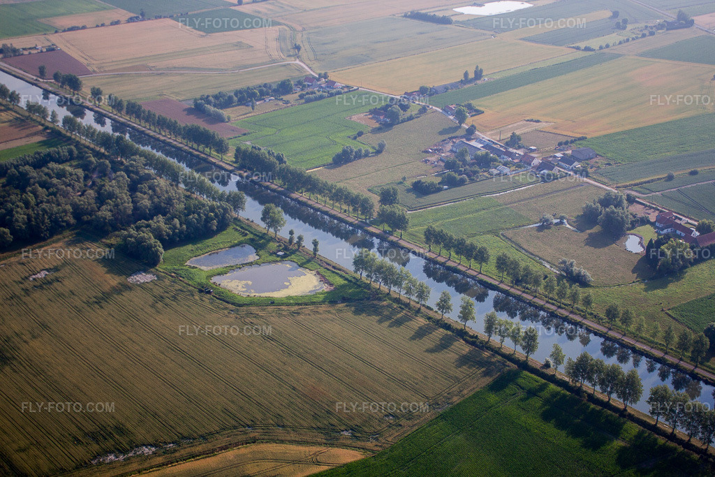 Aerial view: Canal course and banks of the inland waterway Canal de la Haute Colme in Looberghe in the state North, France. – Photo: IMG_58968.jpg taken on 07/22/2013 by Werner Riehm/FLY-FOTO.com – Resolution of the original: 4752 x 3168 px