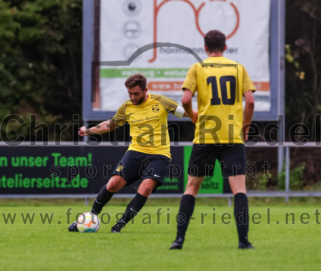 2023-08-09_037_FC_Moosinning_II_gegen_SpVgg_Altenerding | Moosinning, Deutschland, 09.08.2023:
Fußball, Kreisliga 2023 / 2024, 3. Spieltag, FC Moosinning II gegen SpVgg Altenerding, Endergebnis: 1:1

Marco Esposito (FC Moosinning, #13), Benedikt Thumbs (FC Moosinning, #10)

Foto: Christian Riedel / fotografie-riedel.net
