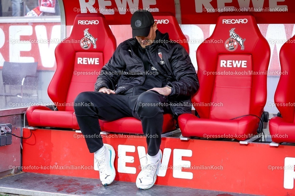1FC06122501013 | 06.12.2025, Fußball, 1. FC Köln - FC St. Pauli, 1. Fußball Bundesliga, 13. Spieltag, RheinEnergie-STADION, Saison 2025 2026: Cheftrainer Alexander Blessin (FC St.Pauli #hc) sitzt angespannt auf der Bank Fokussiert unzufrieden Mimik DFB regulations prohibit any use of photographs as image sequences and or quasi-video.