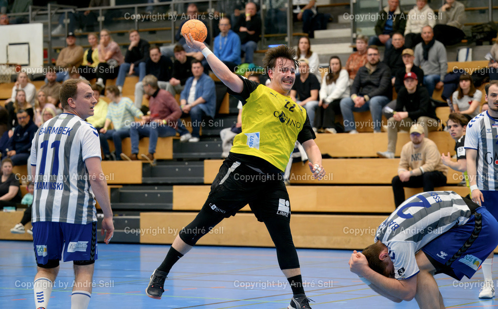 TSV Altenholz vs HG Hamburg-Barmbek | Lukas Hase (TSVA #22) vs Timon Kaminski (Barmbek #11) &amp; Arne Eschweiler (Barmbek #22) / Handball 3. Liga Nord-Ost Männer 2025/2026 / TSV Altenholz vs HG Hamburg-Barmbek / Edgar-Meschkat-Halle / Altenholz / 27.03.26 - Realisiert mit Pictrs.com