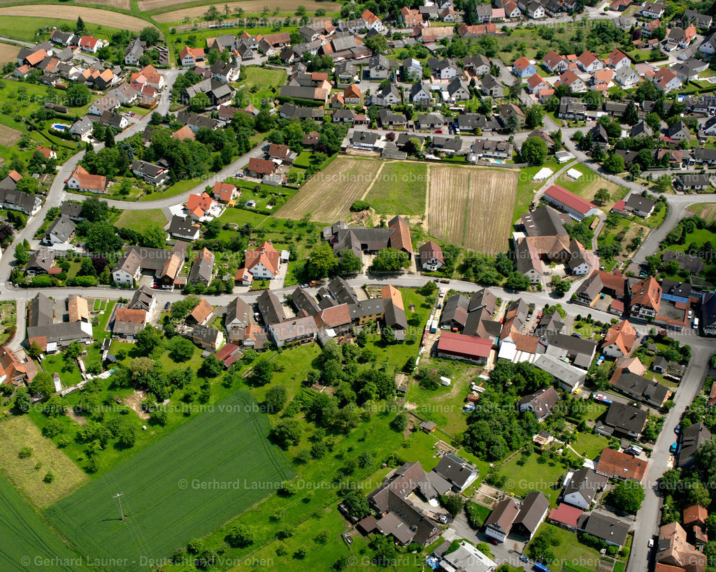 2626392 | LEGELSHURST 09.06.2006 Ortsansicht am Rande von landwirtschaftlichen Feldern und Nutzflächen  in Legelshurst im Bundesland Baden-Württemberg, Deutschland // Village view on the edge of agricultural fields and land  in Legelshurst in the state Baden-Wuerttemberg, Germany Foto: Gerhard Launer
