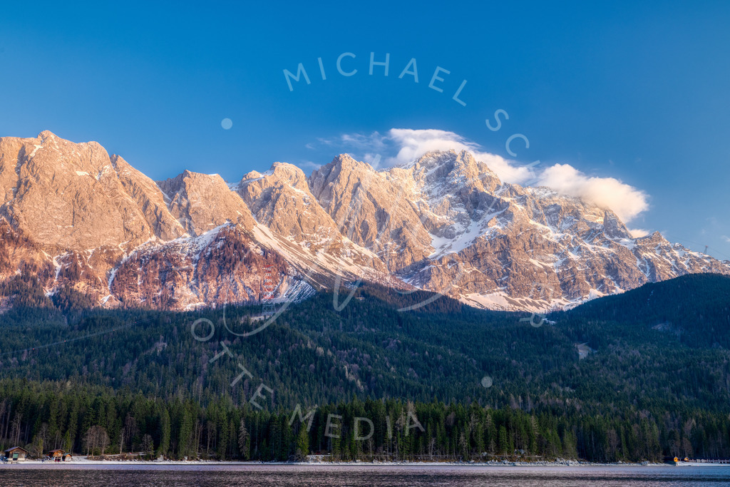 2022-04-21 Eibsee Sonnenuntergang - 029 | Die Zugspitze in Wolken - Realisiert mit Pictrs.com