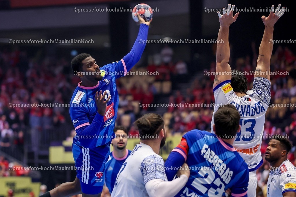 EHF24012601005 | 24.01.2026, Handball, Men's EHF EURO 2026, Frankreich - Portugal, Jyske Bank Boxen in Herning, Dänemark, Main Round:  Dika Mem (France #10)  Rocha Nogueira (Portugal #13)