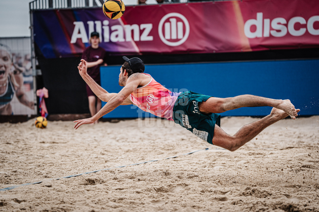 Beachvolleyball | Männer | Allianz German Beach Tour 2025 | Tourstop Bremen | 15.06.2025 | Niklas Held springt zum Ball