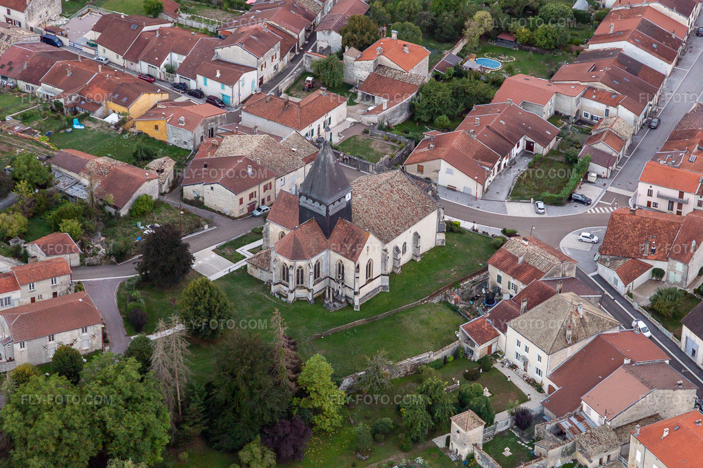 Aerial view: Church in Poissons in the state Haute Marne, France. – Photo: IMG_134354.jpg taken on 09/03/2022 by Werner Riehm/FLY-FOTO.com – Resolution of the original: 5314 x 3543 px