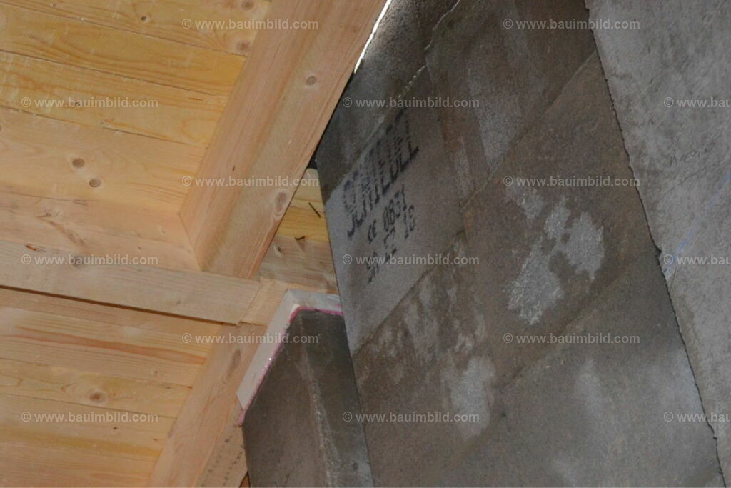 bib-lg08-schornstein-0039 | Nach LV-Leistungsgruppen sortierte Detailfotos über den Bau eines Hauses. Alle Hausbau-Bilder direkt vom Urheber und Autor der Website Haus-Selber-Bauen.com
