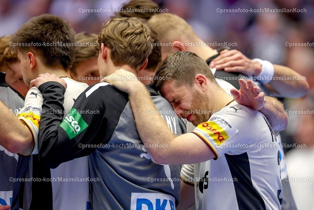 EHF17012602087 | 17.01.2026, Handball, Men's EHF EURO 2026, Deutschland - Serbien, Jyske Bank Boxen in Herning, Dänemark, Preliminary Round: Enttäuschte Gesichter nach der Niederlage von Deutschland gegen Serbien.  Lukas Mertens (Germany #36) sichtlich Traurig beim mannschaftskreis mit Tränen in den Augen an der Schulter von  Mathis Häseler (Germany #14) 