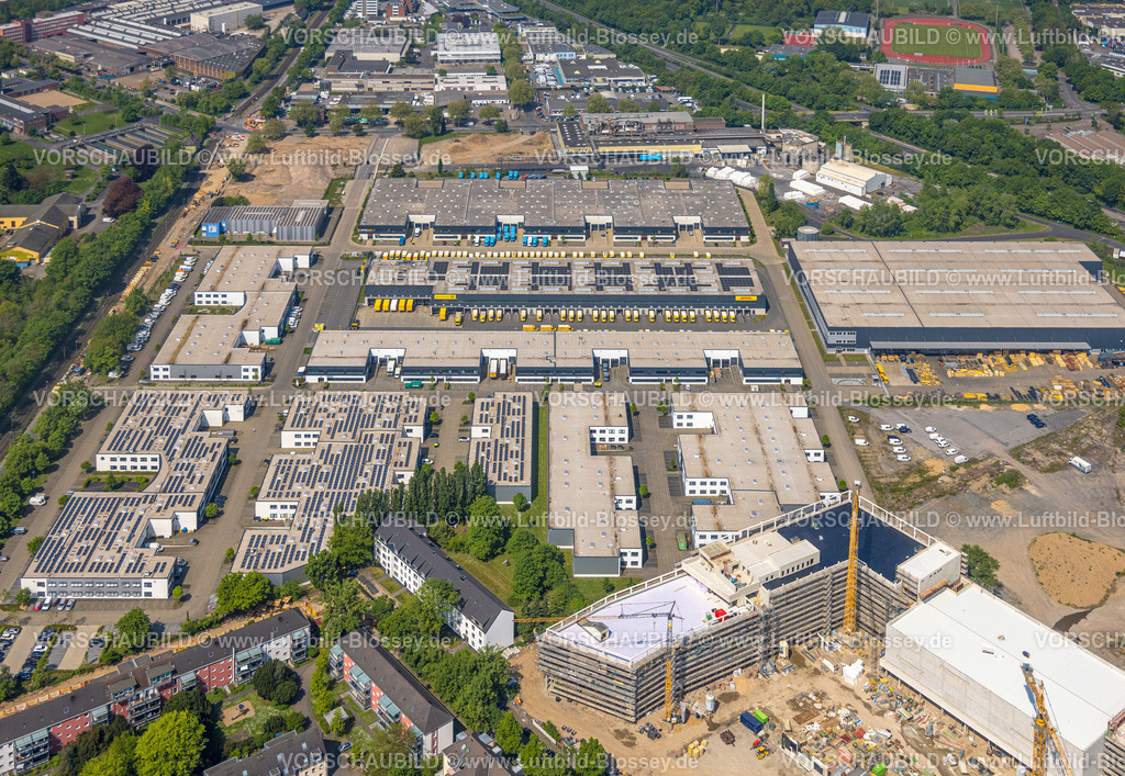 Duesseldorf240501493 | Luftbild, Segro Business Park Düsseldorf-Süd,  Bonner Straße, DHL Logisitk mit Solardach und Lieferwagen, Coolblue GmbH - Depot Düsseldorf Warenlager, Neubau Schule Schloß-Gymnasium, Benrath, Düsseldorf, Rheinland, Nordrhein-Westfalen, Deutschland