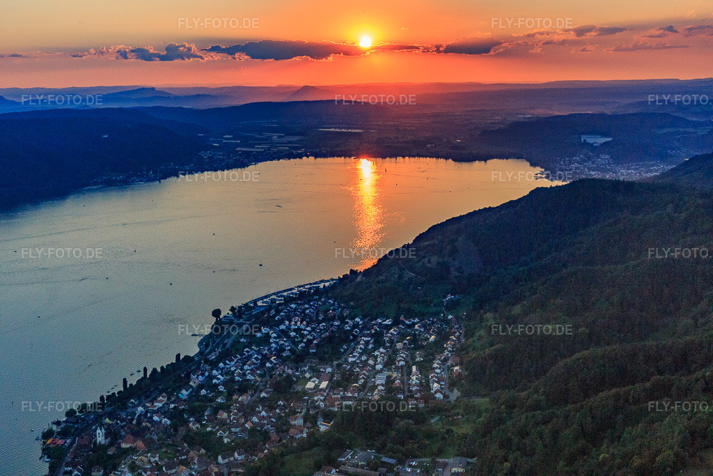 Luftbild: Sonnenuntergang überm Überlinger See mit Paragleiter in Bodman-Ludwigshafen im Bundesland Baden-Württemberg in Deutschland. Foto: IMG_094058.jpg vom 26.08.2016 durch Werner Riehm/FLY-FOTO.de