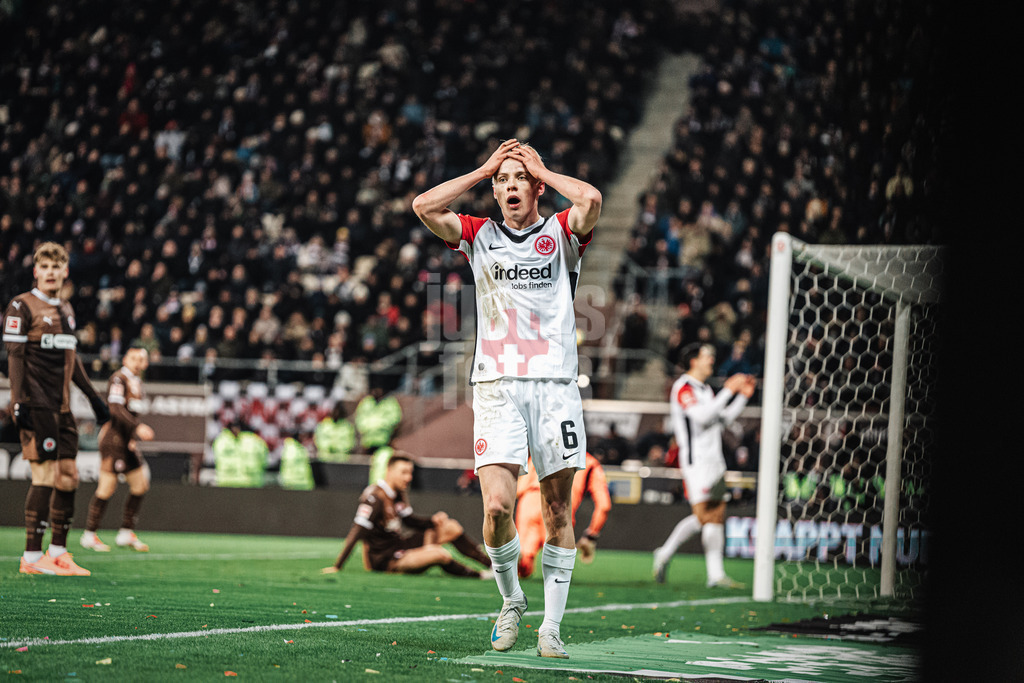 Fußball | Männer | Saison 2024/2025  | Fußball-Bundesliga | 16. Spieltag | FC St. Pauli vs. Eintracht Frankfurt | 11.01.2025 | Oscar Hojlund (#6, Eintracht Frankfurt) ärgert sich