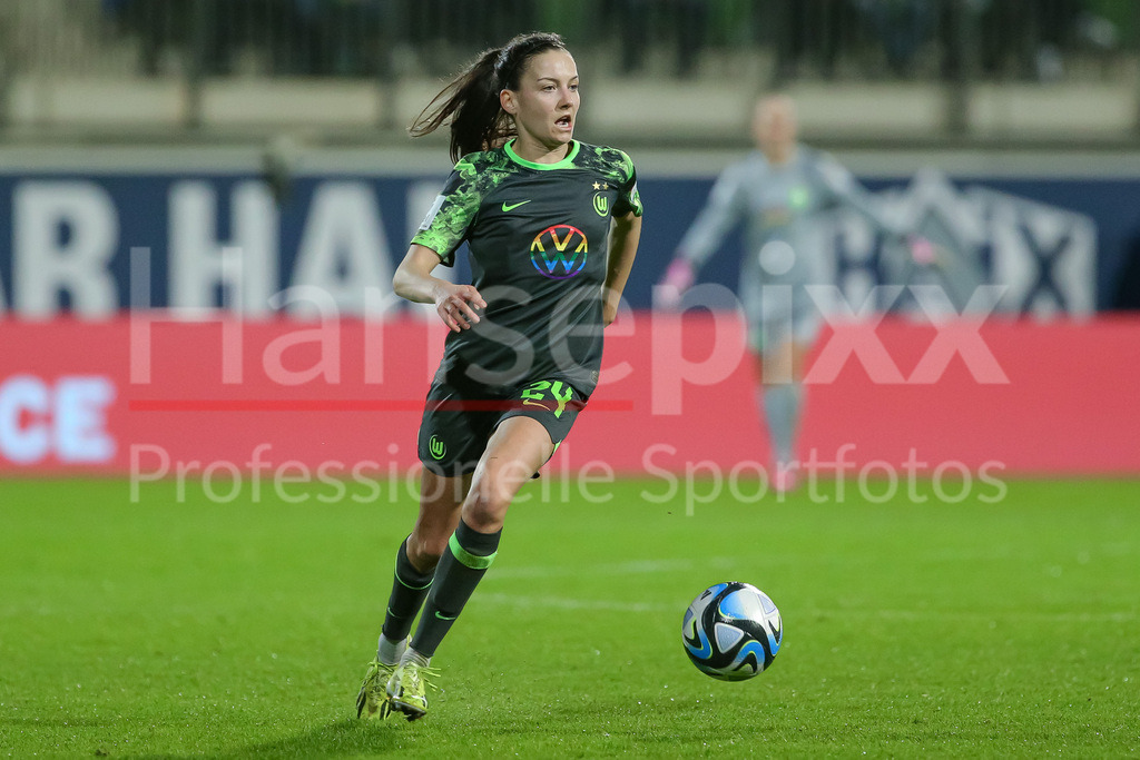 Fussball, Google Pixel Frauen-Bundesliga, VfL Wolfsburg - RB Leipzig | v.li.: Joelle Wedemeyer (VfL Wolfsburg, 24) am Ball, Einzelbild, Ganzkörper, Aktion, Action, Spielszene, DIE DFB-RICHTLINIEN UNTERSAGEN JEGLICHE NUTZUNG VON FOTOS ALS SEQUENZBILDER UND/ODER VIDEOÄHNLICHE FOTOSTRECKEN. DFB REGULATIONS PROHIBIT ANY USE OF PHOTOGRAPHS AS IMAGE SEQUENCES AND/OR QUASI-VIDEO.