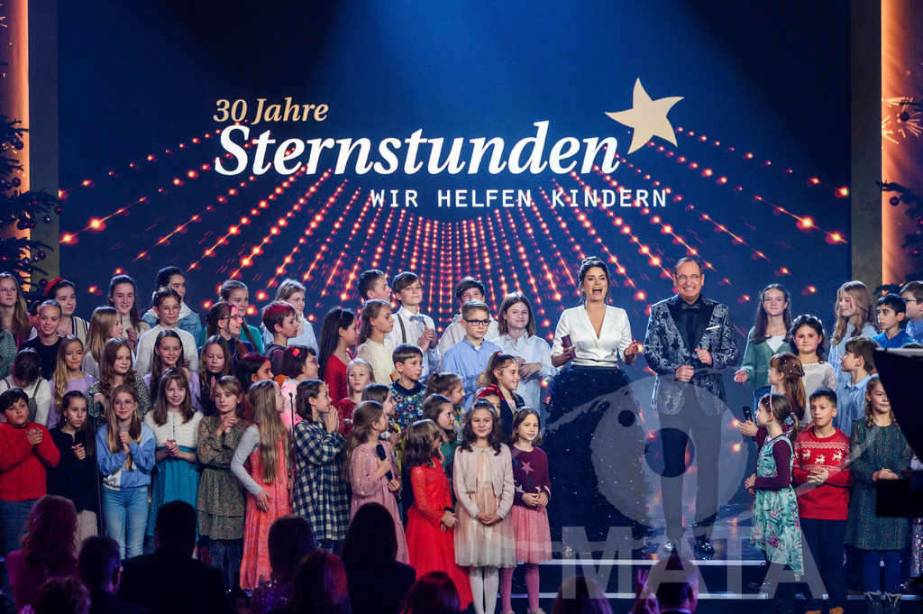 _DWI6016 | Die Eröffnung und die Begrüßung der Ehrengäste mit Moderatorin Sandra Rieß, Moderator Volker Heißmann und Kinderchor Pfennigparade bei '30 Jahre Sternstunden-Gala 2023' in der Frankenhalle. Nürnberg, 15.12.2023 - Realisiert mit Pictrs.com