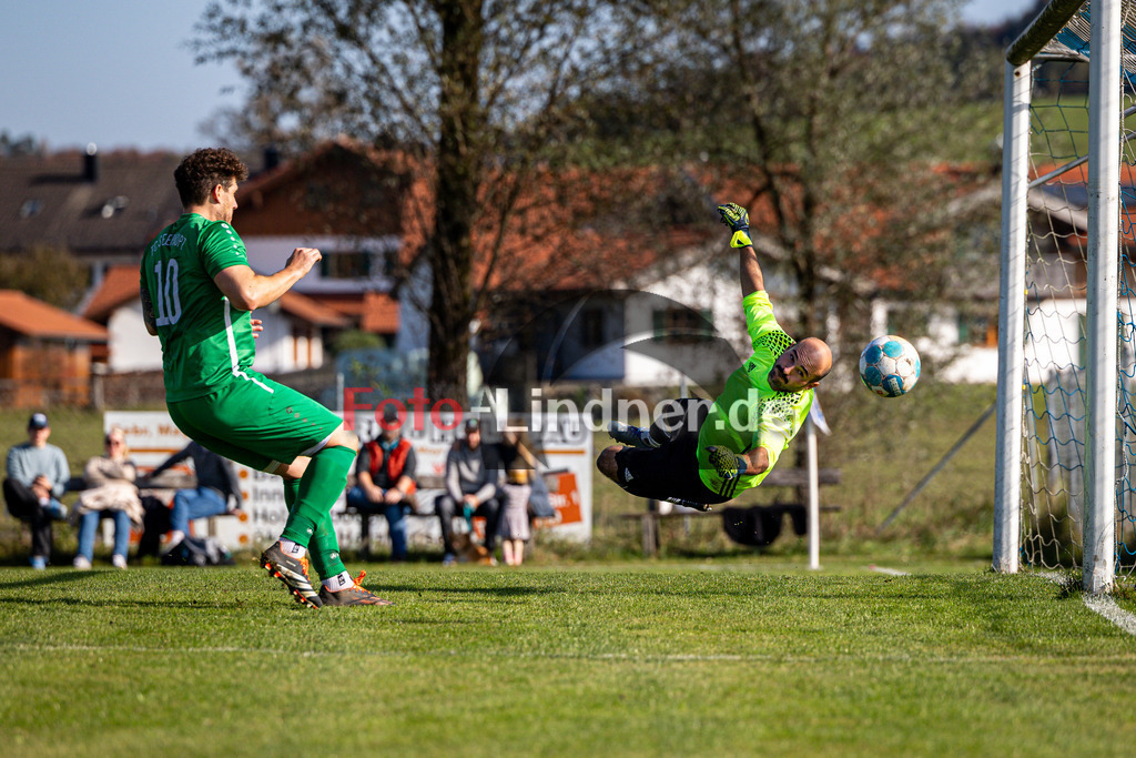 SG SV Eberfing/SV Söchering gegen FC Seeshaupt | Fußball A-Klasse Herren Gruppe 5, SG SV Eberfing/SV Söchering gegen FC Seeshaupt, 20241027,Klasse Parade von Benjamin WERNER (SG SV Eberfing/SV Söchering Goali 1),2024-10-27 in Eberfing (Sportpark Eberfing), Benjamin WERNER (SG SV Eberfing/SV Söchering Goali 1), Mario LUNA GARCIA (FC Seeshaupt 10)Copyright: WolfgangxLindner www.foto-lindner.de