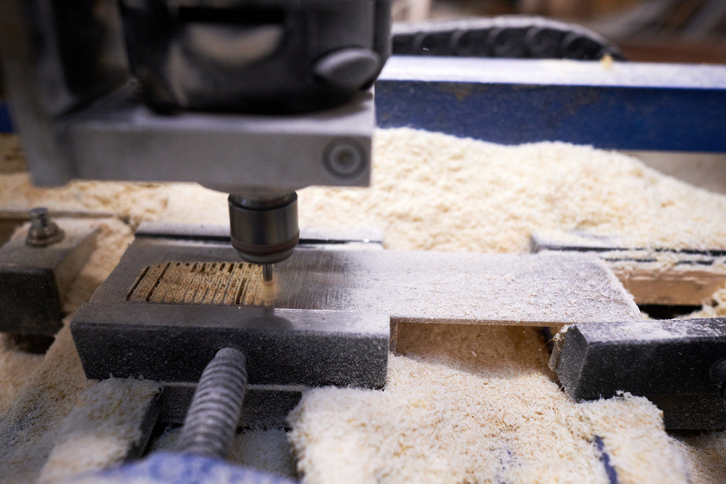 Hornmanufaktur, Fräsarbeit an einem Kamm | Wien, Austria - August 09, 2022; Hornmanufaktur Thomas Petz; Fräsarbeit an einem Kamm. - Realisiert mit Pictrs.com