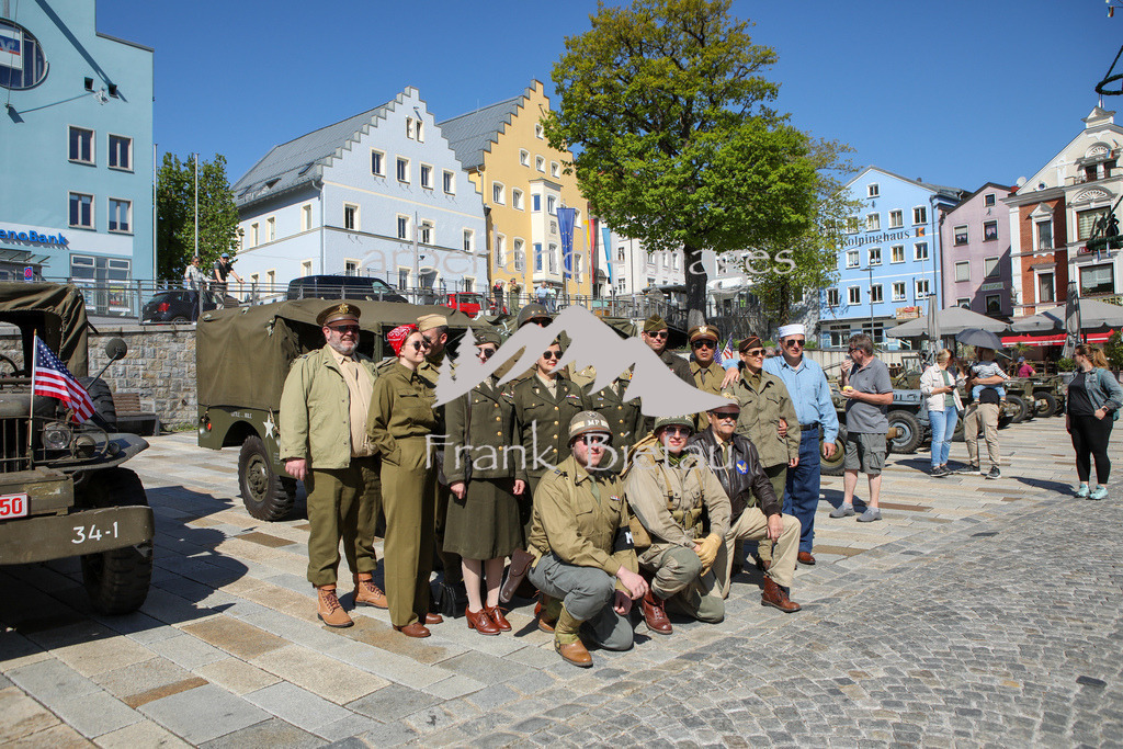 OE7A6785 | Historische Militärfahrzeuge aus Regen unterwegs zur Parade zum Tag der Befreiung in Pilsen