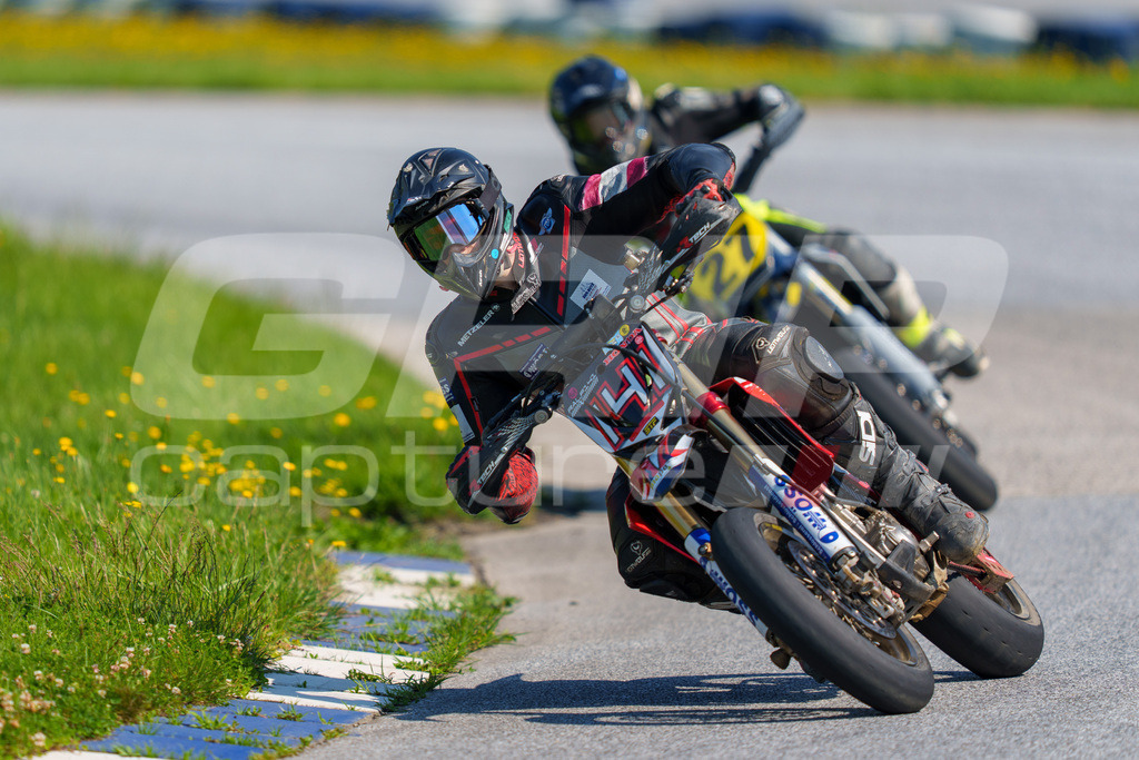 SuperMoto_Staatsmeisterschaft_Greinbach_299 | GRIPcapture steht für authentische Sportfotografie in Österreich – für Momente, die mehr sind als Geschwindigkeit oder Ergebnis. Es geht um Emotion, Spannung, Fokus und den Augenblick, der oft nur einen Wimpernschlag dauert.Ob Motorsport, Teamsport oder 