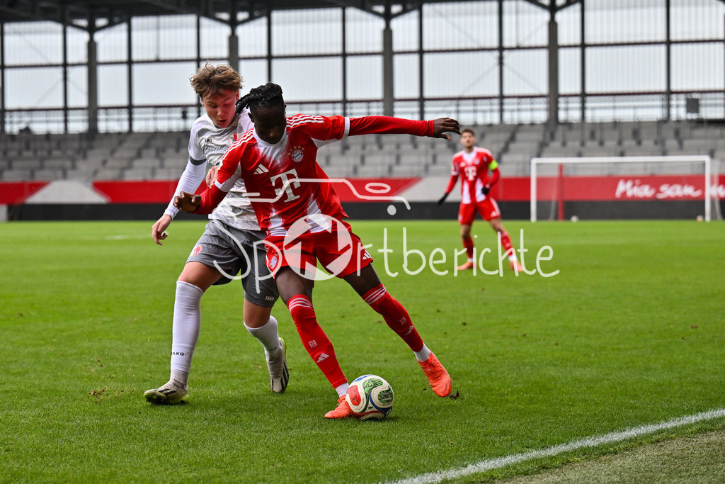FC Bayern München - Berliner Athletik Klub | MUNICH, GERMANY - 21. FEBRUARY: im Duell Luca HECHT (Berliner AK U19 41) und Richard AJAYI (FC Bayern München U19 3) während dem Spiel zwischen der U19 des FC Bayern München und der U19 des Berliner Athletik Klubs am 3. Spieltag der DFB-U19 Nachwuchsliga am FC Bayern Campus