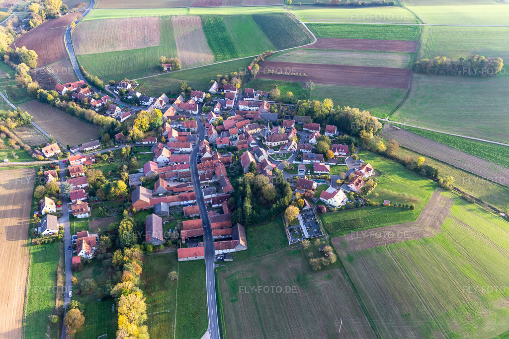 Luftbild: Dorfansicht von Norden im Ortsteil Brück in Dettelbach im Bundesland Bayern in Deutschland. Foto: IMG_119694.jpg vom 26.10.2019 durch Werner Riehm/FLY-FOTO.de
