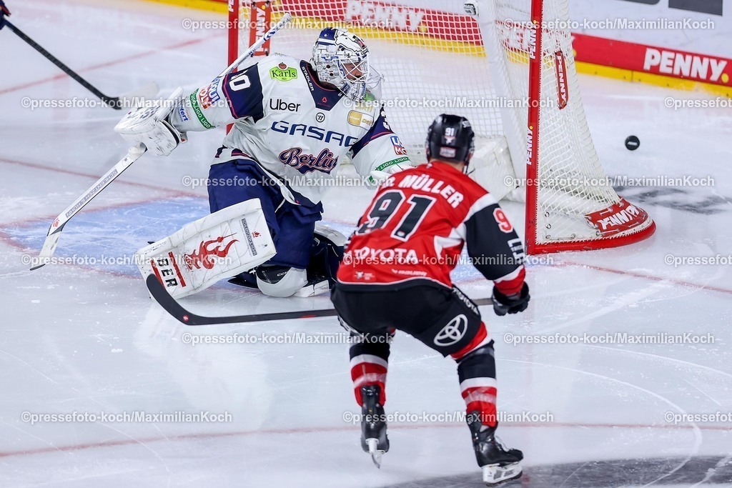 KEC15042601118 | 15.04.2026, Eishockey, DEL Halbfinale Play-Offs, Kölner Haie - Eisbären Berlin, Spiel 4, Lanxess-Arena Köln: Goalie Jake Hildebrand (Eisbären Berlin #30) verteidigt gegen Moritz Müller (Kölner Haie #91) 