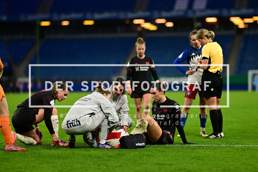 Fußball I Frauen I Saison 2025-2026 I DFB-Pokal I Achtelfinale I Hamburger SV - Bayer 04 Leverkusen I 16795 | Selina Ostermeier (2, Bayer 04 Leverkusen) verletzt am Boden - Realisiert mit Pictrs.com