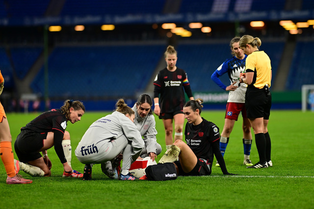 Fußball I Frauen I Saison 2025-2026 I DFB-Pokal I Achtelfinale I Hamburger SV - Bayer 04 Leverkusen I 16795 | Selina Ostermeier (2, Bayer 04 Leverkusen) verletzt am Boden - Realisiert mit Pictrs.com