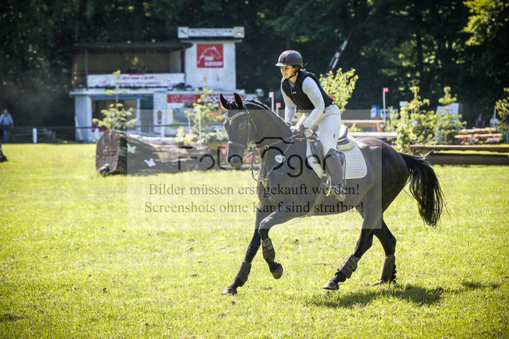 DOS_6224 | Entdecke hochwertige Reitturnierfotos von Foto Oger. Professionell, emotional und authentisch – jetzt Lieblingsmomente im Shop bestellen.Deutschlandweite Turnierfotografie. - Realisiert mit Pictrs.com