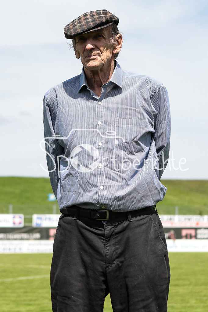 FC Pipinsried - SV Wacker Burghausen | Pipinsried Vereinslegende Konrad HOESS wird in der Halbzeit zum Ehrenpraesidenten ernannt / Ehrung / Einzelfoto / Freisteller