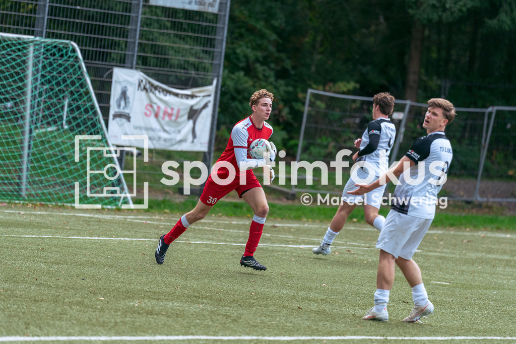 TSV 05 Ronsdorf – SSV Bergisch Born II | Lias Noel Kulessa (30, SSV Bergisch Born II) hält den Ball. Bezirksliga Niederrhein, Gruppe 2: TSV 05 Ronsdorf gegen SSV Bergisch Born II, Wuppertal, 11.10.2026. Endstand: 3:1. sportimfokus / Marcel Schwering - Realisiert mit Pictrs.com