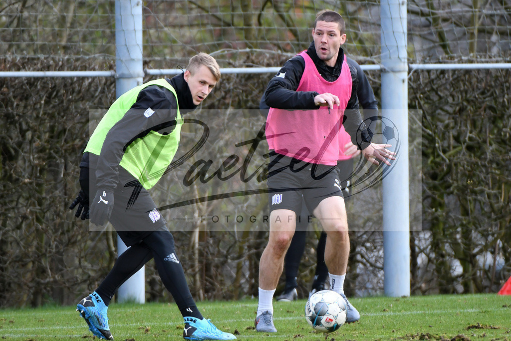 20200229_TRAOSN_0015 | Fussball, Herren: Lukas Gugganig (VfL Osnabrueck) und Adam Susac (VfL Osnabrueck) im Zweikampf waehrend der Trainingseinheit des VfL Osnabrueck im Sportpark Illoshoehe am 29.02.2020 in Osnabrueck, Deutschland. - Realisiert mit Pictrs.com