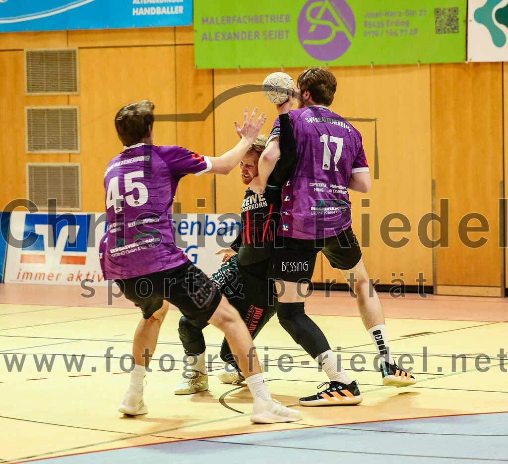 2023-11-26_086_SpVgg_Altenerding_gegen_TSV_1861_Mainburg | Erding, Deutschland, 26.11.2023:
Handball, Bezirksoberliga Männer 2023 / 2024, 9. Spieltag, SpVgg Altenerding gegen TSV 1861 Mainburg, Endergebnis: 34:20

Ferdinand Ewald (SpVgg Altenerding, #45), Christoph Würfl (TSV 1861 Mainburg, #7), Niklas Fleps (SpVgg Altenerding, #17)

Foto: Christian Riedel / fotografie-riedel.net