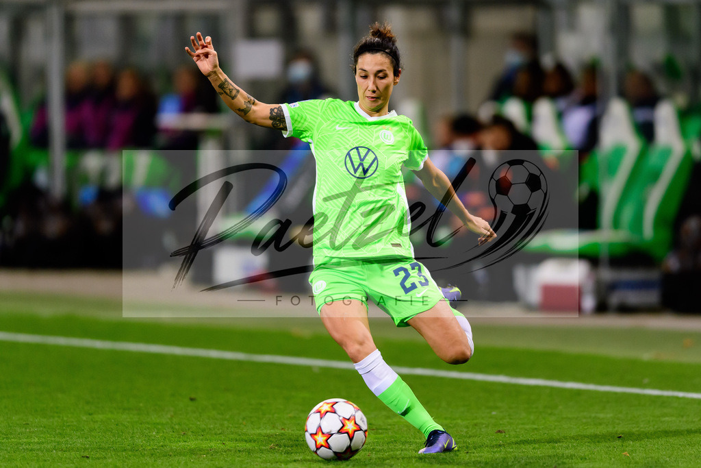 WOBJUV20211118_125 | Fussball, Frauen: Sara Doorsoun (VfL Wolfsburg) in Aktion, am Ball, Einzelaktion bei dem Spiel der UEFA Women´s Champions League zwischen VfL Wolfsburg und Juventus Turin im AOK-Stadion am 18.11.2021 in Wolfsburg, Deutschland. - Realisiert mit Pictrs.com