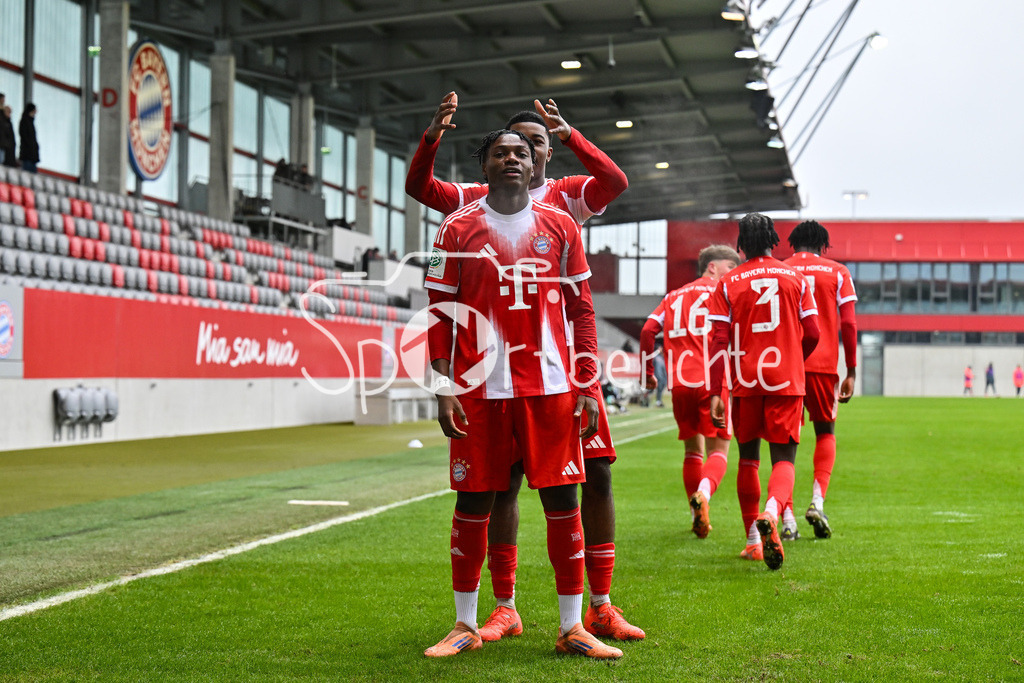 FC Bayern München - Hannover 96 | MUNICH, GERMANY - 15. FEBRUARY: Jubel der Bayern nach dem Treffer zum 3-1 durch Uzorchukwu EGWUATU (FC Bayern München U19 13) / Tor / Torschuetze / Freude / Happy während dem Spiel zwischen der U19 des FC Bayern München und der U19 von Hannover 96 am 2. Spieltag der Hauptrunde der U19-DFB-Nachwuchsliga am FC Bayern Campus