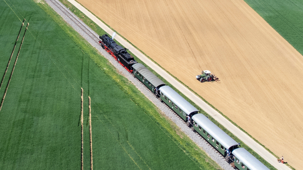Elias | Weissach - der Dampflok Feuerige Elias war im Strohgäu wieder unterwegs. Im Bild: bei Heimerdingen - Realisiert mit Pictrs.com