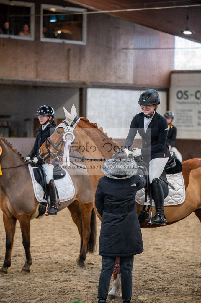 Hallenreittunier Voxtrup 2023 | Entdecke hochwertige Reitturnierfotos von Foto Oger. Professionell, emotional und authentisch – jetzt Lieblingsmomente im Shop bestellen.Deutschlandweite Turnierfotografie. - Realisiert mit Pictrs.com