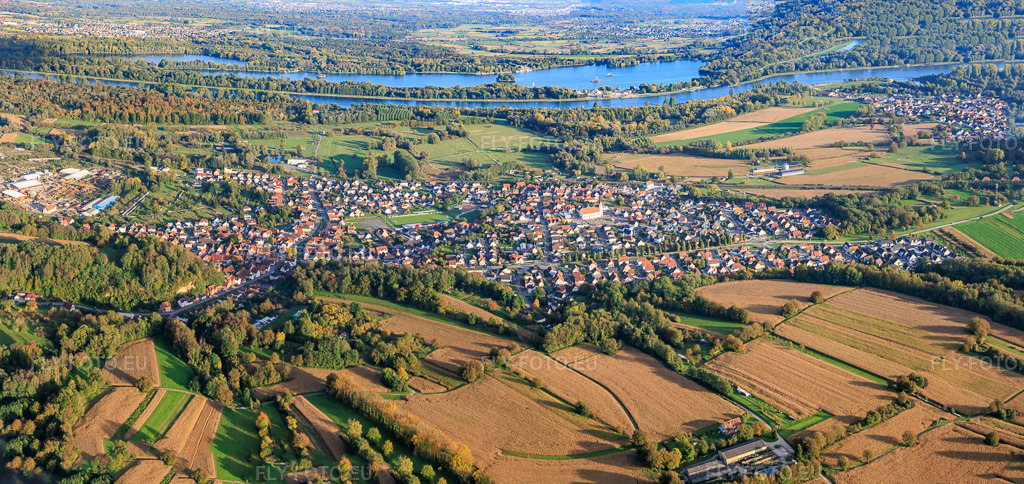 Vue aérienne: Panorama de la ville depuis le nord-ouest à Mothern dans le département Bas Rhin, France. Photo: IMG_150180-Pano.jpg prise le 11/10/2025 par Werner Riehm/FLY-FOTO.eu – Résolution de l'original: 10318 x 4877 px