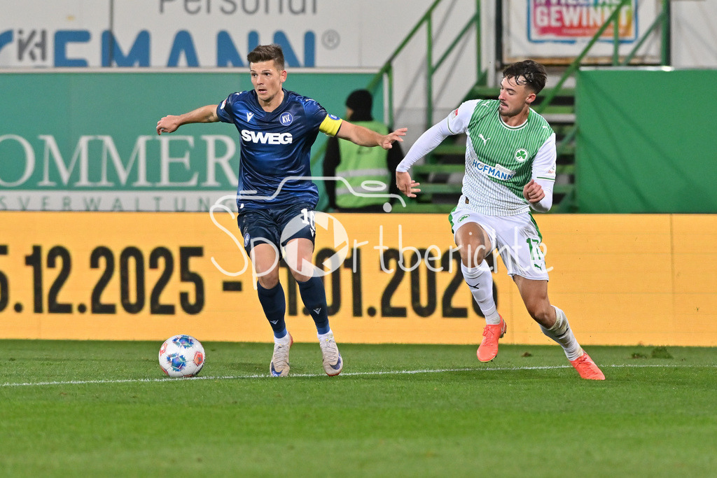 SpVgg Greuther Fürth - Karlsruher SC | FUERTH, GERMANY - OCTOBER 24: Marvin WANITZEK (Karlsruher SC 10) against Noah KOENIG (Konig, König, SpVgg Greuther Fuerth 17) during the 2. bundesliga match between SpVgg Greuther Fuerth vs. Karlsruher SC on matchday 10 at Sportpark Ronhof Thomas Sommer on October 24, 2025 in Fuerth, Germany / DFL REGULATIONS PROHIBIT ANY USE OF PHOTOGRAPHS AS IMAGE SEQUENCES AND/OR QUASI-VIDEO
