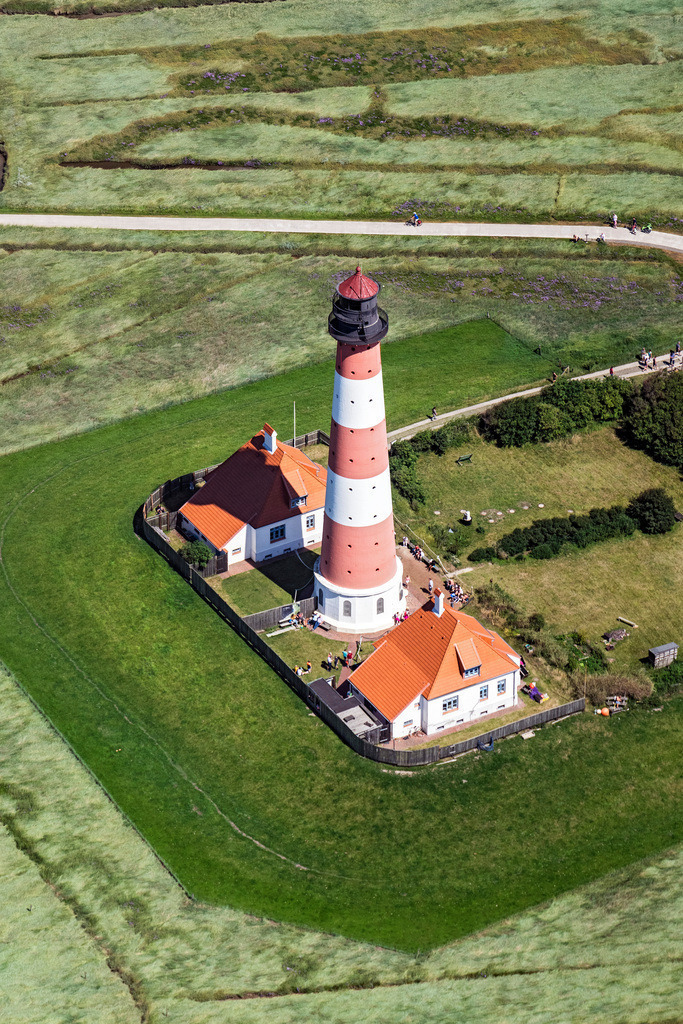 dr__0038911.jpg | WESTERHEVER 23.07.2019 Leuchtturm als historisches Seefahrtszeichen im Küstenbereich der Nordsee im Ortsteil Hauert in Westerhever im Bundesland Schleswig-Holstein. // Lighthouse as a historic seafaring character in the coastal area of North Sea in the district Hauert in Westerhever in the state Schleswig-Holstein. Foto: Daniel Reiter